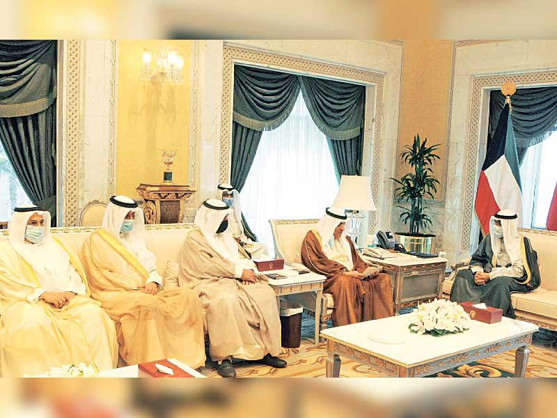 ولي العهد خلال استقباله الصقر وأعضاء غرفة التجارة أمس