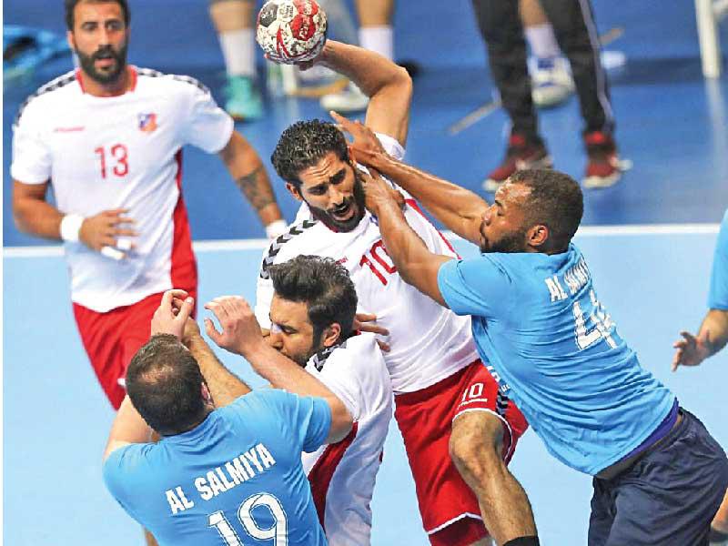 نواف الشمري يحاول المرور من دفاع السالمية