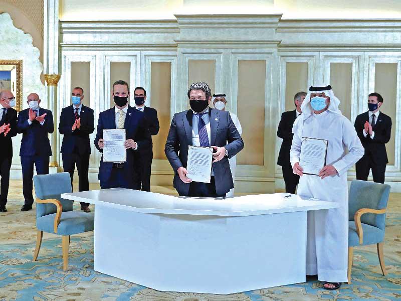 مسؤولون إماراتيون وإسرائيليون يوقعون مذكرات تفاهم بحضور وزير الخزانة الأميركي في أبوظبي أمس الأول   (وام)