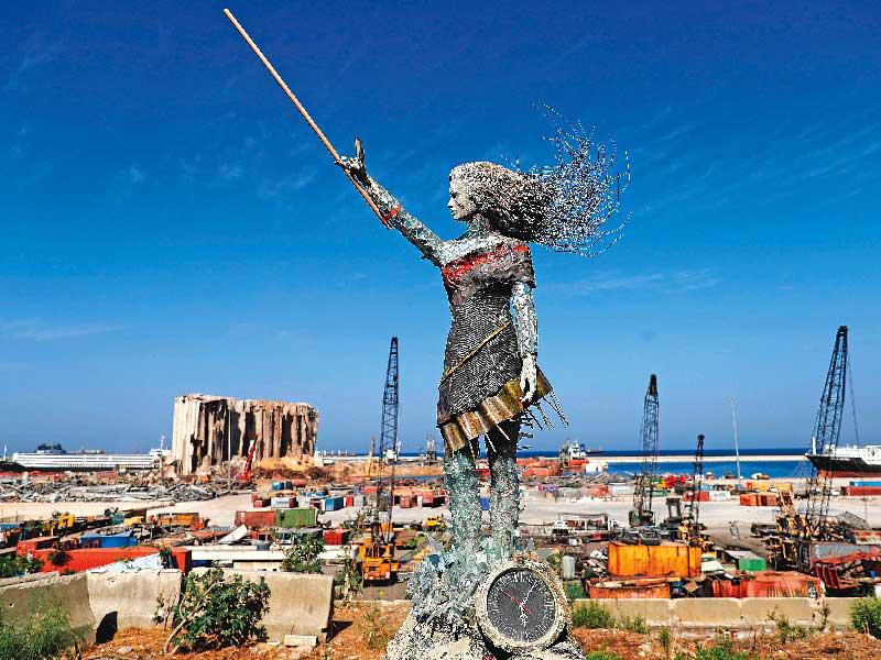 تمثال «سيدة الحرية» المصنوع من بقايا الزجاج الناتج عن انفجار مرفأ بيروت (ا ف ب)