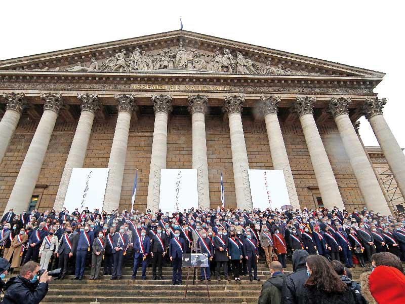 أعضاء الجمعية الوطنية الفرنسية أمام قصر بوربون مقر البرلمان في باريس أمس تضامناً مع مدرس كونفلان المقتول t(رويترز)