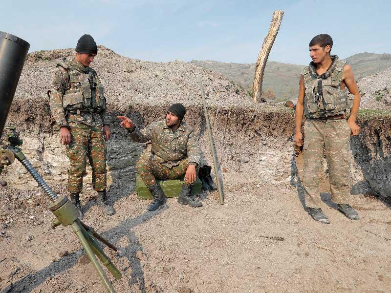 جنود من أصل أرمني يتحدثون في مواقعهم على خط المواجهة خلال نزاع عسكري ضد القوات المسلحة الأذربيجانية