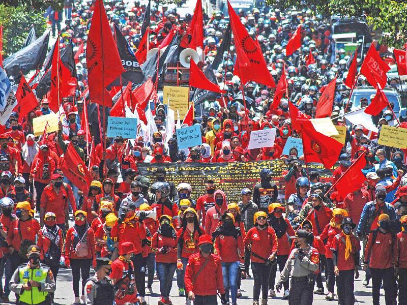 احتجاجاتها في إندونيسيا على قانون للعمل