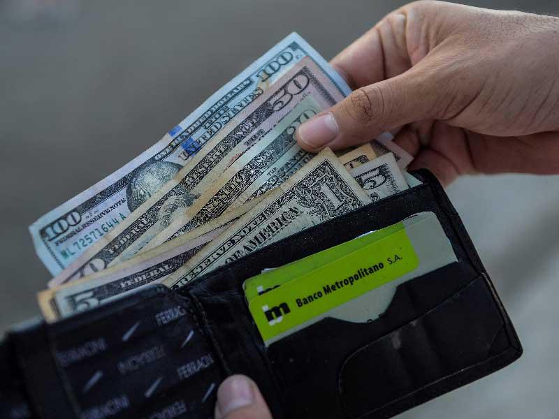 ارتفاع اليورو والإسترليني وتراجع الدولار