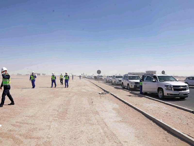 جانب من المشاركين في إجراءات تسليم المرحلة الأولى من «المطلاع»