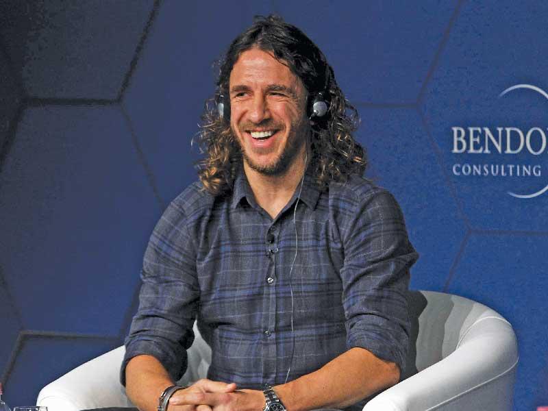 لاعب كرة القدم السابق كارليس بويول 