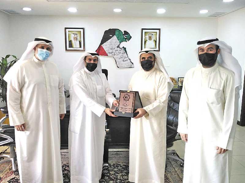 صورة جماعية لوفد جمعية النجاة الخيرية خلال زيارة الهيئة الخيرية