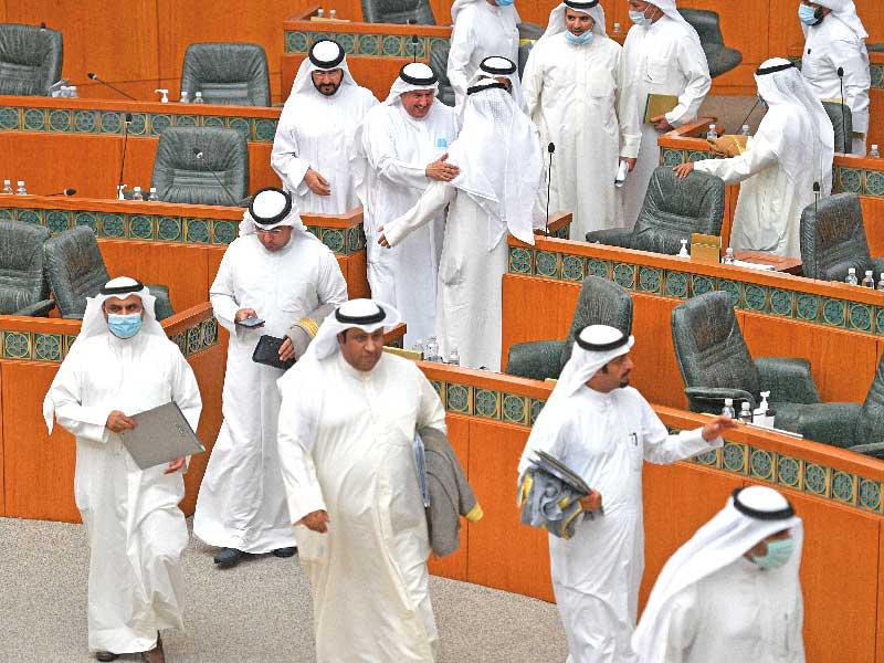 النواب بعد رفع الجلسة الختامية أمس