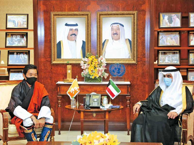 وزير الخارجية الشيخ د. أحمد الناصر مستقبلا ممثل ملك بوتان