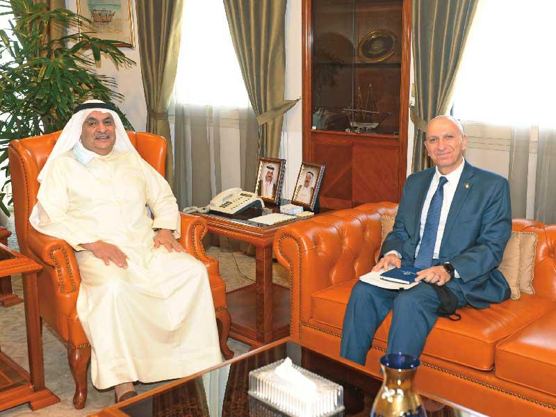 رئيس غرفة تجارة وصناعة الكويت محمد جاسم الصقر مستقبلاً الممثل المقيم للبنك الدولي في الكويت غسان الخوجة