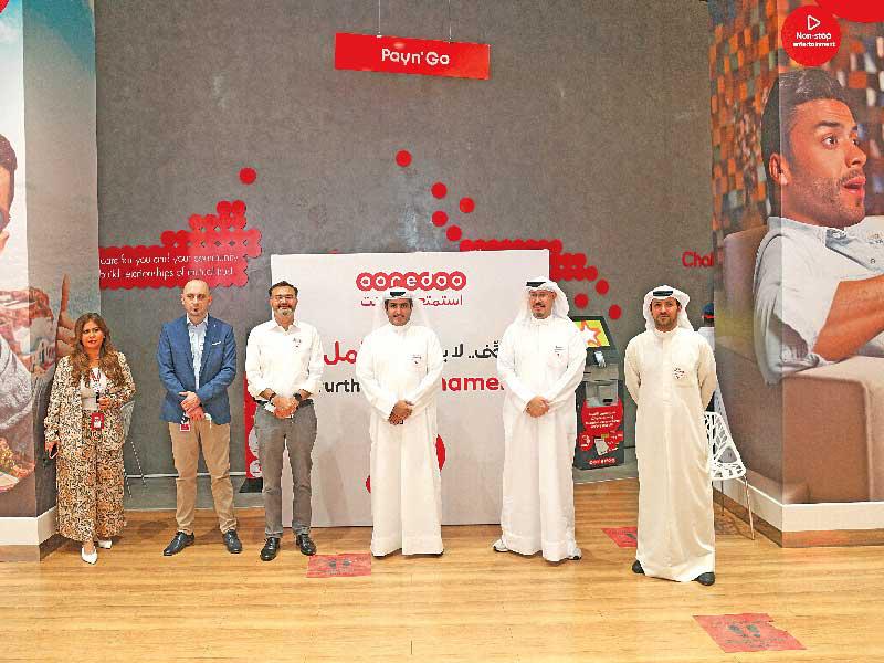 البابطين وفريق ooredoo خلال إطلاق «شامل برو»