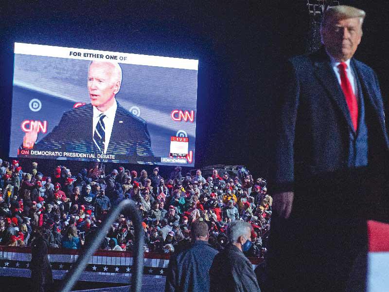 ترامب يشاهد مقطع فيديو لبايدن خلال تجمع لأنصاره في مطار إيري الدولي في بنسلفانيا أمس الأول (أ ف ب)