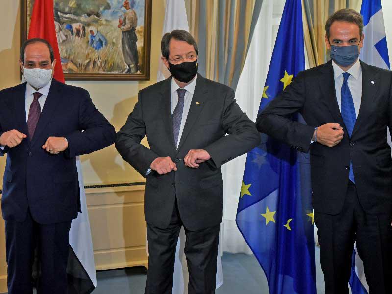 «مصافحة كورونية» بين السيسي وأناستاسيادس وميتسوتاكيس في نيقوسيا أمس (رويترز)