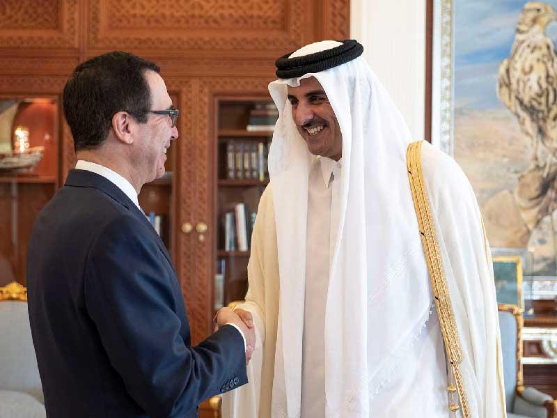 أمير قطر الشيخ تميم بن حمد آل ثاني مع وزير الخزانة الأميركي ستيفن منوتشين