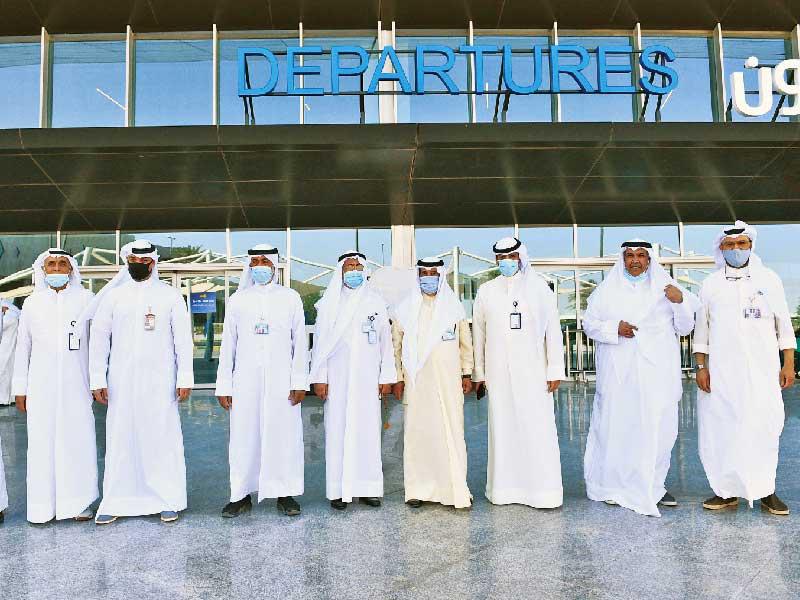 أعضاء مجلس إدارة «الكويتية» خلال الجولة في مبنى «T4» أمس