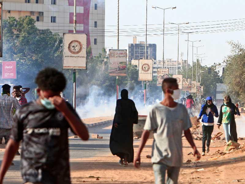 خرج متظاهرون سودانيون إلى الشوارع في بالخرطوم والمدن المجاورة احتجاجًا على الأزمة الاقتصادية المتفاقمة