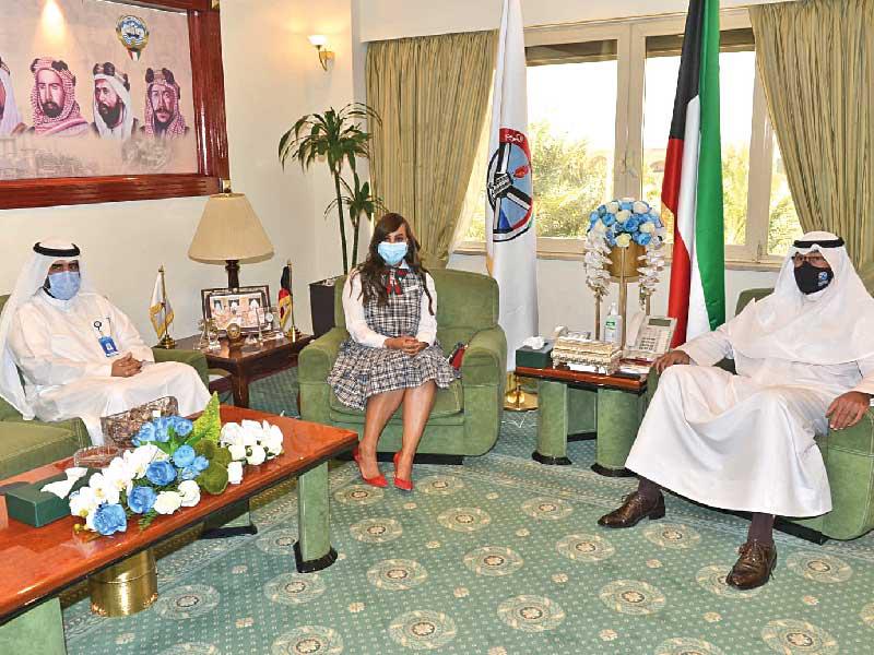 محافظ الأحمدي الشيخ فواز الخالد  مستقبلاً وفد «برقان»