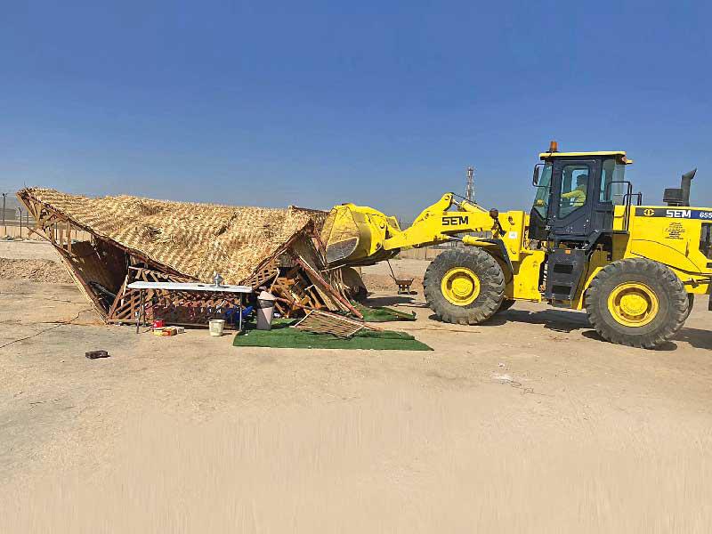 جانب من إزالة البلدية لأحد المخيمات 