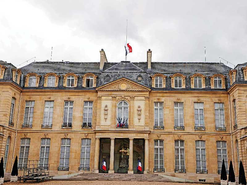 الأعلام الفرنسية منكسة على قصر الإليزيه أمس    (أ ف ب)