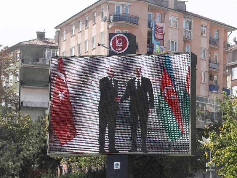 صورة كبيرة للرئيس التركي رجب طيب أردوغان والرئيس الأذربيجاني إلهام علييف يتصافحان على شاشة ضخمة في منطقة كيسيوران في أنقرة