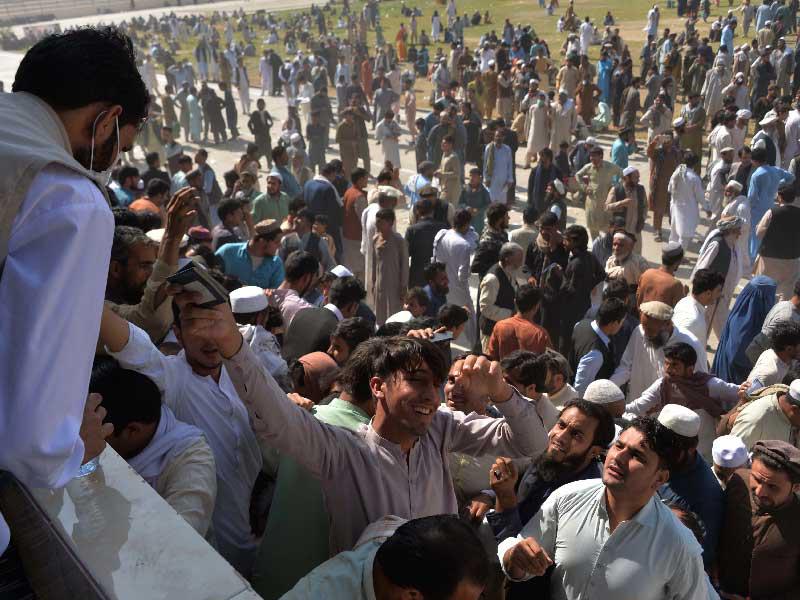 آلاف الأفغان الذين احتشدوا بملعب كرة القدم للحصول على تأشيرات لمغادرة البلاد أمس