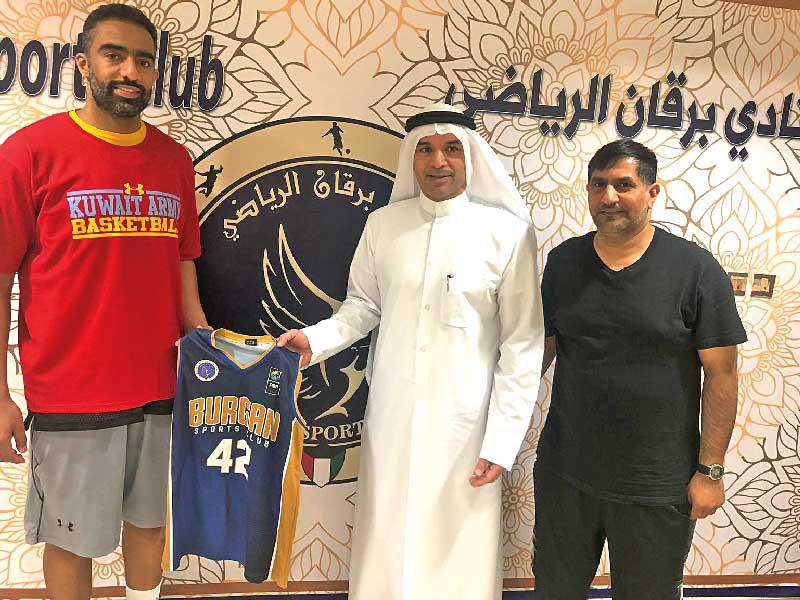 لاعب كرة السلة أحمد سعود يحمل قميص نادي برقان بعد توقيع العقد
