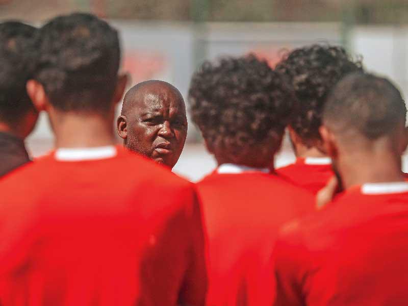 مدرب الفريق الأحمر بيتسو موسيماني يوجه اللاعبين في تدريب سابق