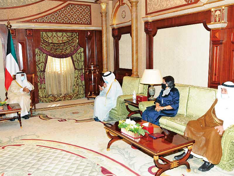 ولي العهد خلال استقباله أمس الناصر والمدير العام للصندوق الكويتي للتنمية وأعضاء مجلس إدارته