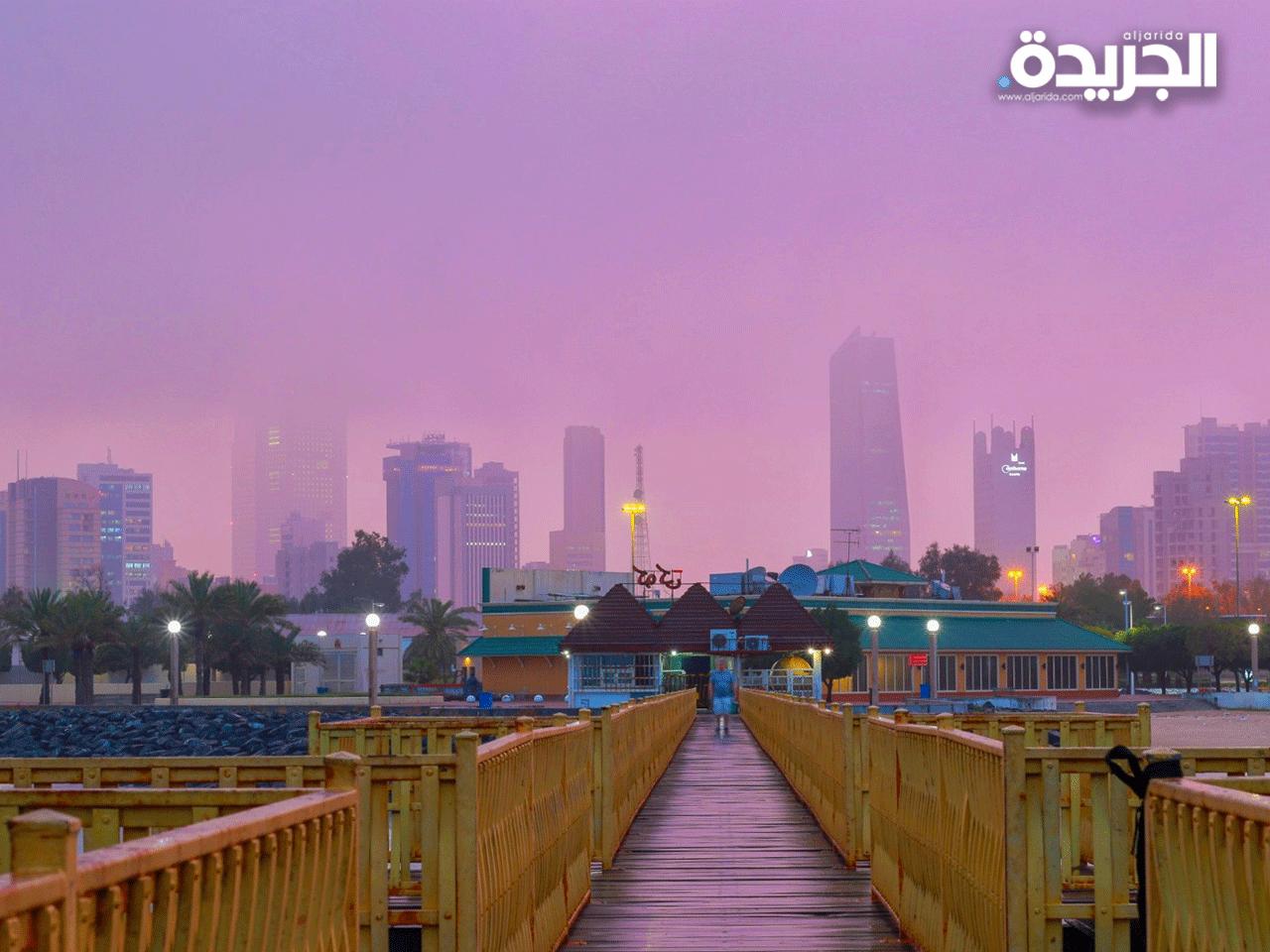 الضباب يلف الشاطئ في صورة أرشيفية