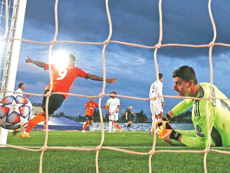 فرحة لاعبي شاختار بهدف فاران العكسي في مرمى الريال