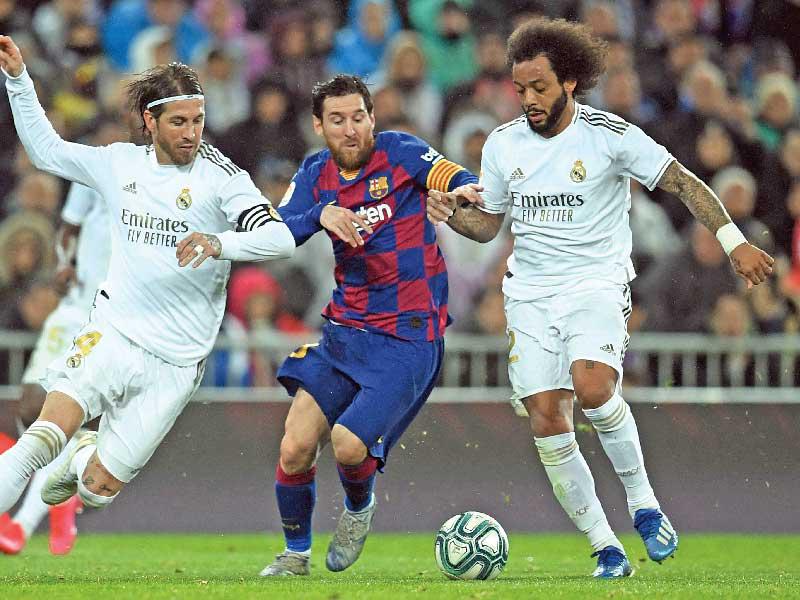 جانب من مباراة الكلاسيكو السابقة في مارس الماضي