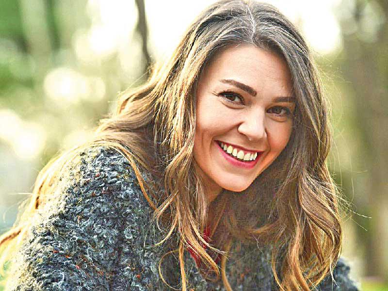 الممثلة التركية ​أسلي أنفر