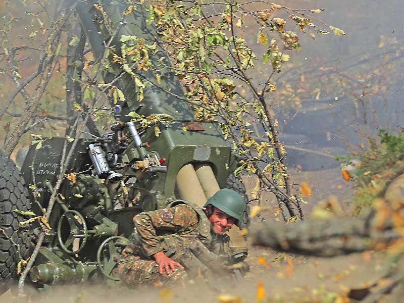 جندي في كاراباخ يطلق قذيفة مدفعية باتجاه أحد المواقع في أذربيجان (أ ف ب)