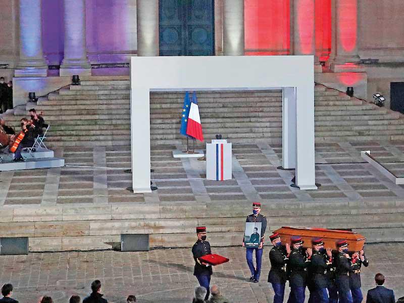 نعش صامويل باتي مسجّى في باحة «السوربون» مساء أمس الأول (أ ف ب)