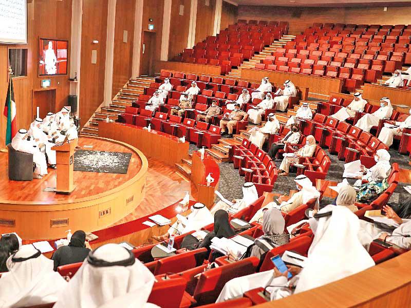 جانب من اجتماع عقدته لجنة الموارد البشرية في مسرح المجلس