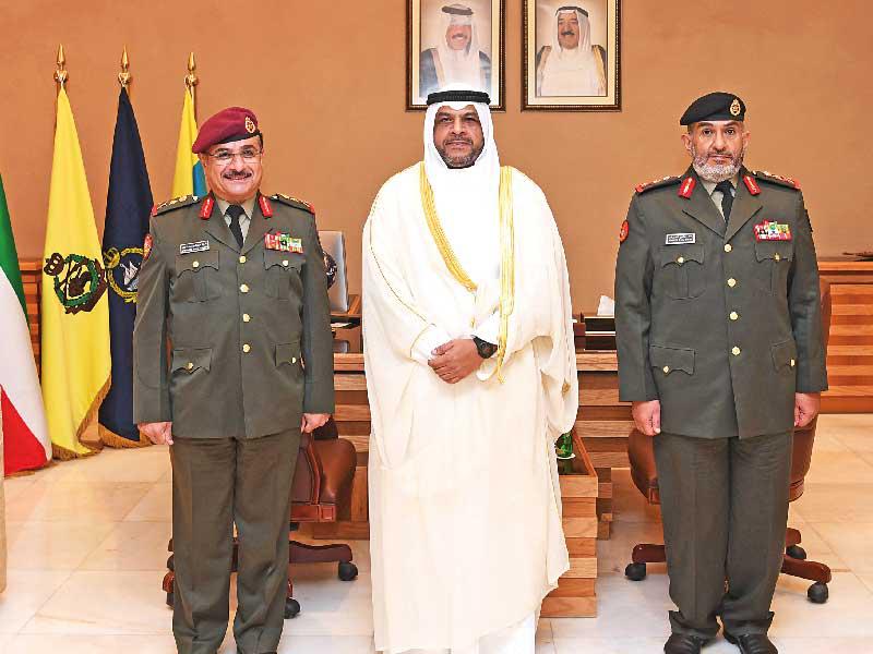 المنصور متوسطاً رئيس الأركان ونائبه