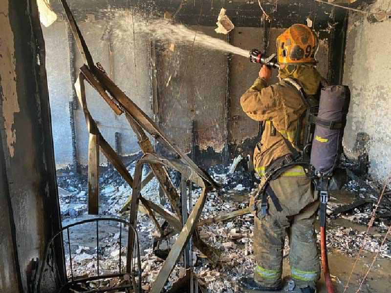 رجال الإطفاء يكافحون الحريق 