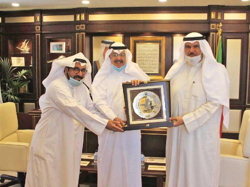 رئيس الإدارة العامة الطيران المدني الشيخ سلمان الحمود و المدير العام يوسف الفوزان يكرمان رئيس مجلس إدارة الخطوط الجوية الكويتية السابق يوسف الجاسم