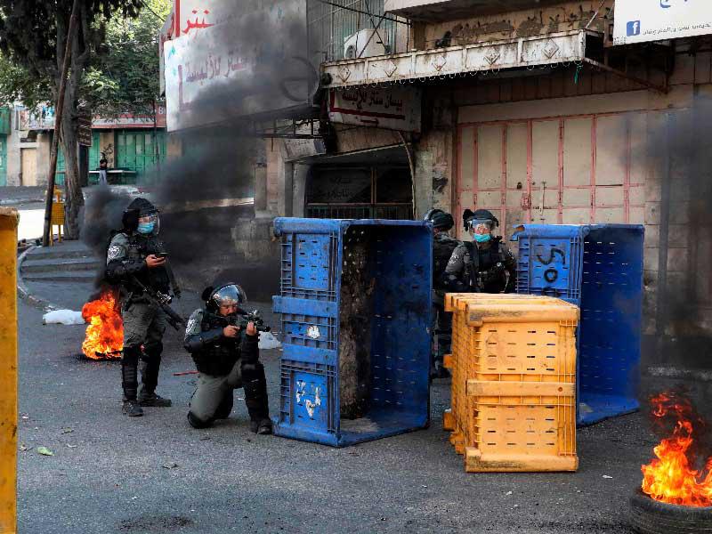 مواجهات إسرائيلية - فلسطينية في الخليل أمس الاول (أ ف ب)