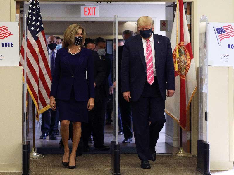 ترامب بعد إدلائه بصوته في فلوريدا أمس (رويترز)