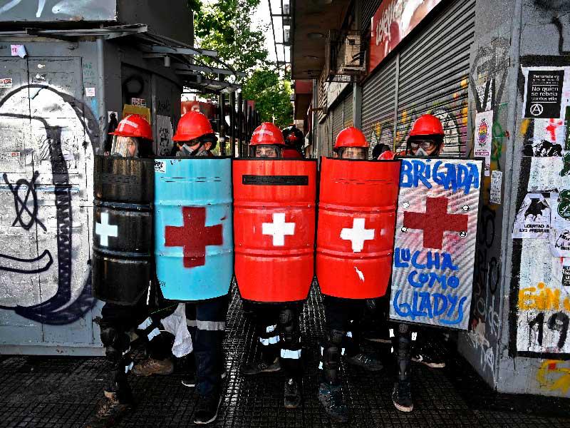 صدامات بين الشرطة ومتظاهرين قبل يوم من استفتاء على الدستور