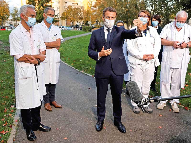  الرئيس الفرنسي إيمانويل ماكرون متحدّثاً إلى الصحافة بعد التقائه فريق مستشفى «رينيه ديبو» الطبي أمس الأول  (ا ف ب) 