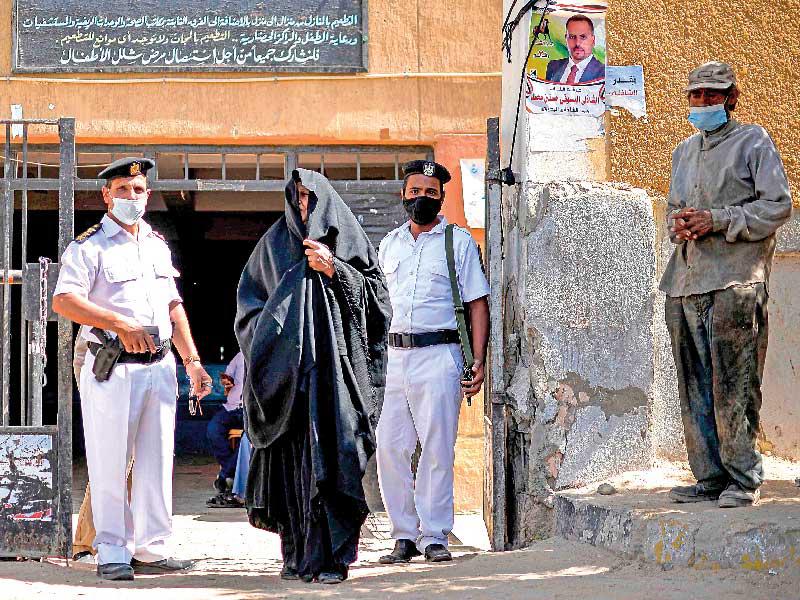 مدخل أحد مراكز الاقتراع في إسنا قرب الأقصر امس (أ ف ب)