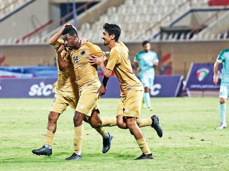 لاعب برقان نيكولاس كوفي يحتفل مع زملائه بهدف الفوز (جورج رجي)