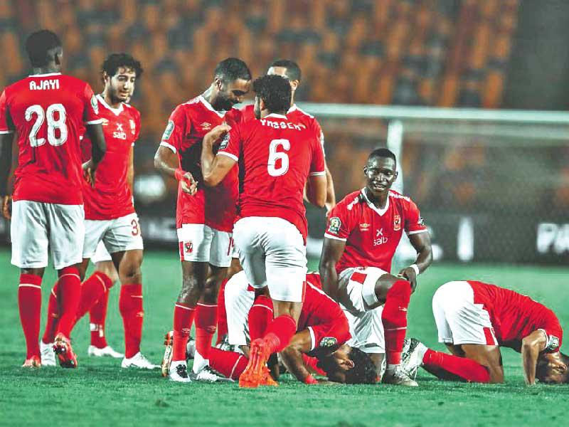 لاعبو الأهلي يسجدون فرحاً بالتأهل