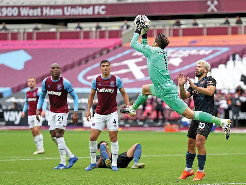 جانب من مباراة وست هام ومانشستر سيتي