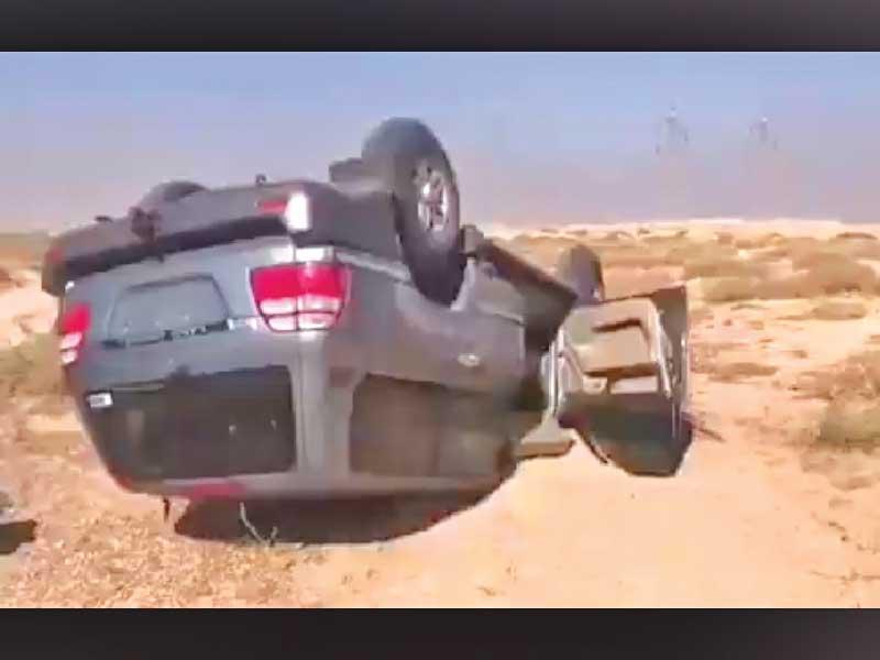 مركبة المتجاوزين للمحمية بعد انقلابها