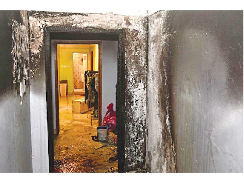 أثار الحريق في منزل العارضية 