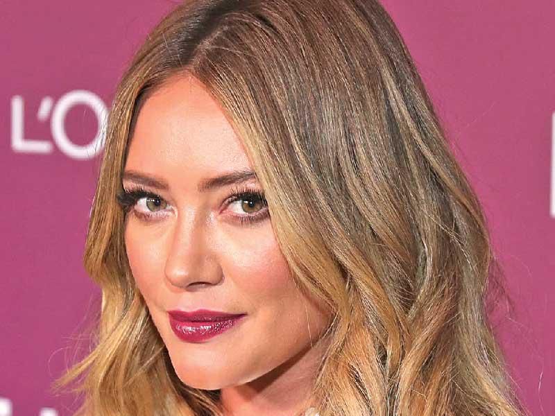 النجمة العالمية ​هيلاري داف