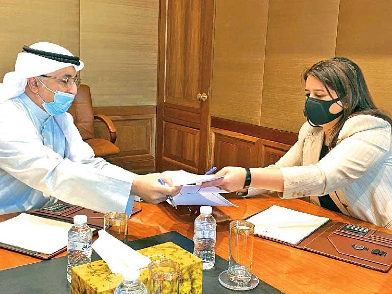  وزيرة الأشغال العامة وزيرة الدولة لشؤون الإسكان د. رنا الفارس و رئيس مجلس إدارة الجمعية الكويتية لحقوق الإنسان خالد الحميدي يتبادلان وثائق اتفاقية التعاون
